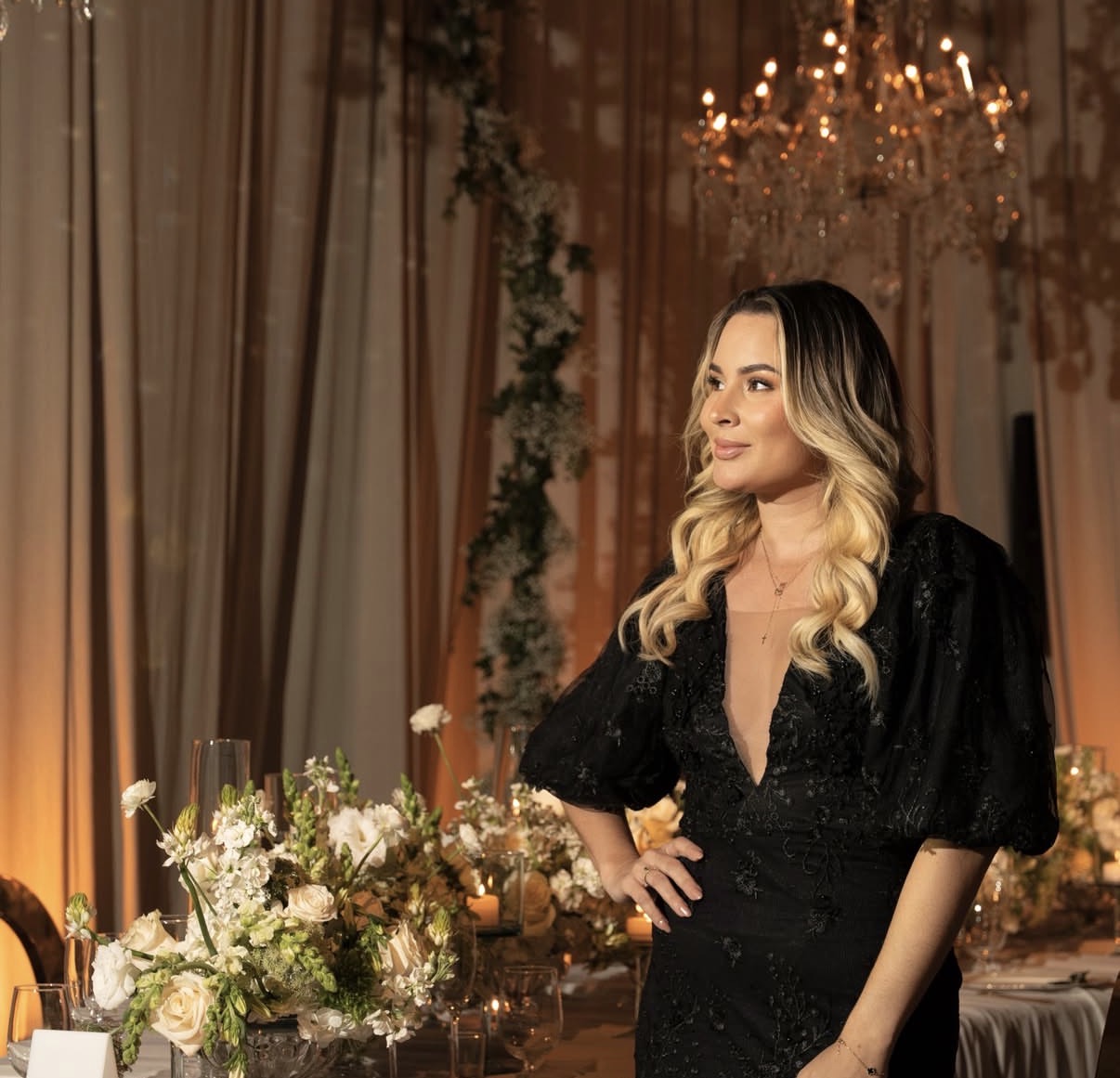 Laura García entre flores y luz de velas en una celebración