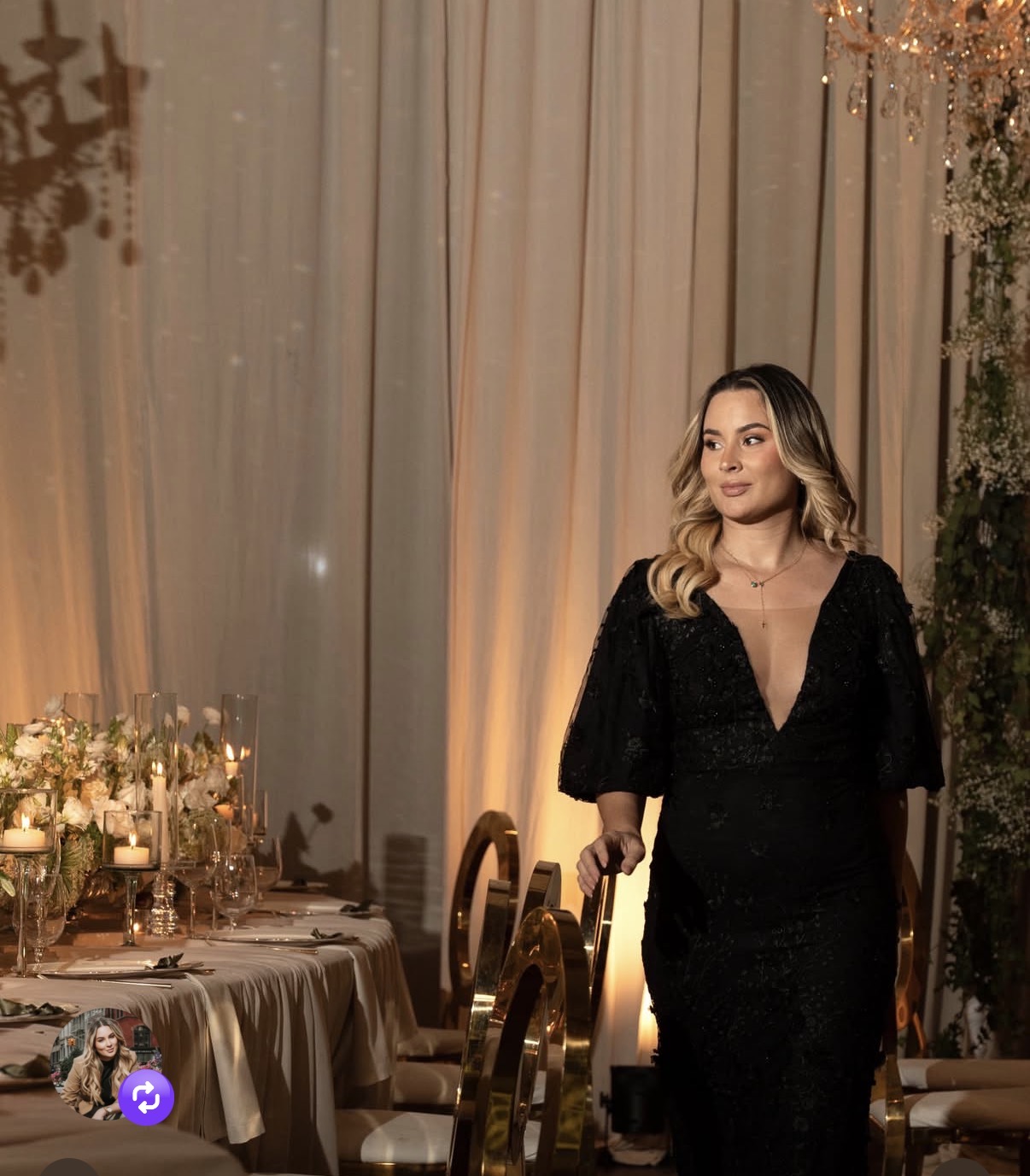 Laura García observando una mesa de celebración iluminada con velas